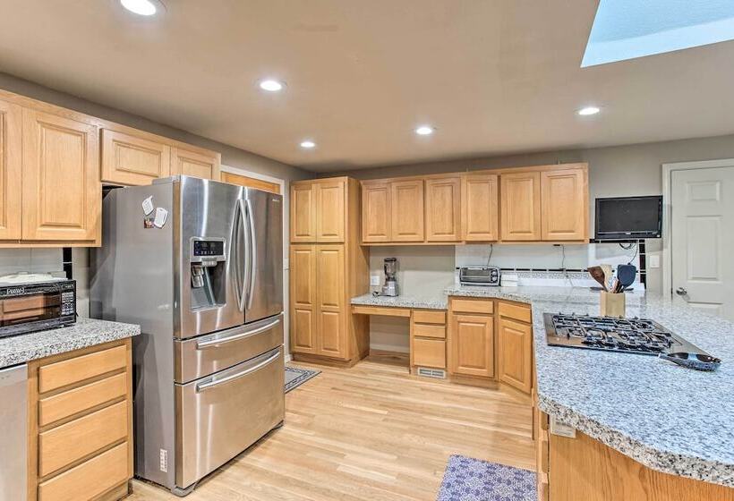 Cozy Washington Escape Near Hiking & Golfing!