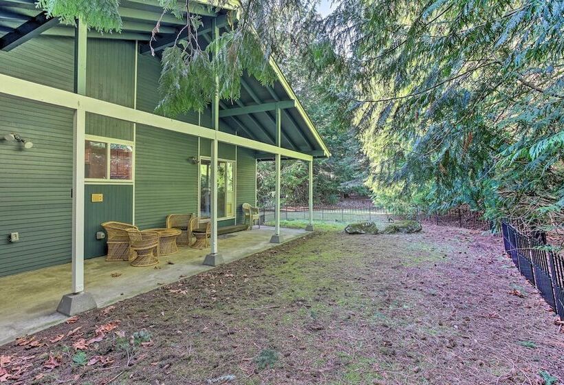 Cozy Washington Escape Near Hiking & Golfing!