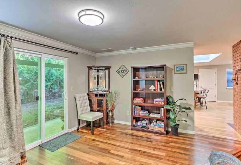 Cozy Washington Escape Near Hiking & Golfing!