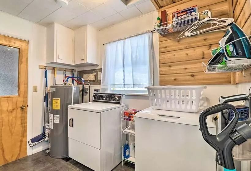 Downtown Bigfork Home W/ Fire Pit, Walk To Harbor!