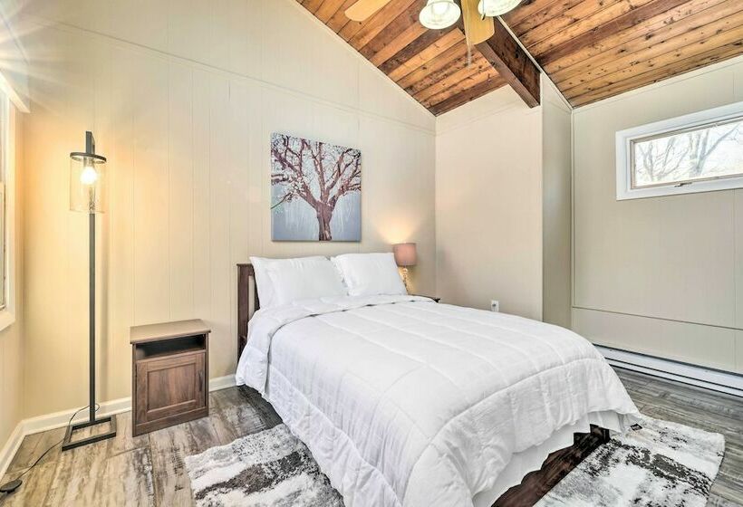 Chuck S Nest: East Stroudsburg Home With Fire Pit!