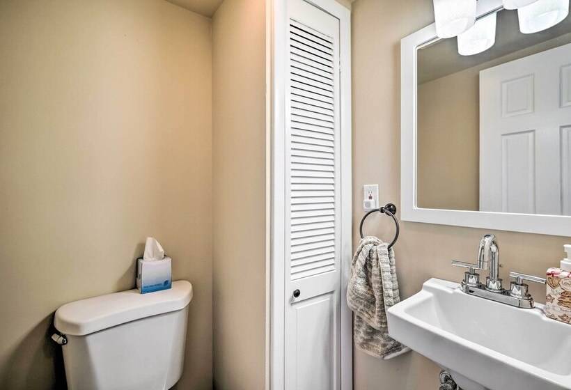 Chuck S Nest: East Stroudsburg Home With Fire Pit!