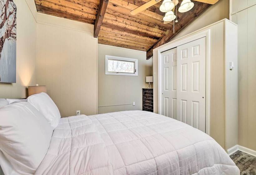 Chuck S Nest: East Stroudsburg Home With Fire Pit!