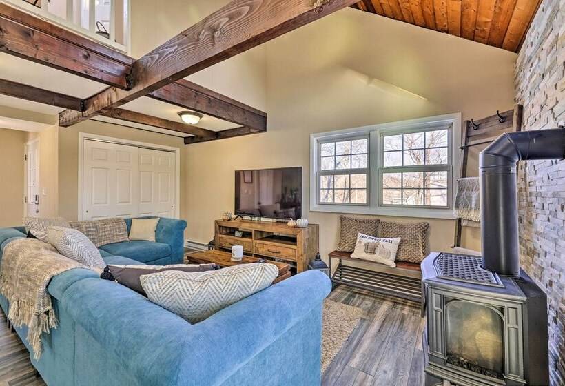 Chuck S Nest: East Stroudsburg Home With Fire Pit!