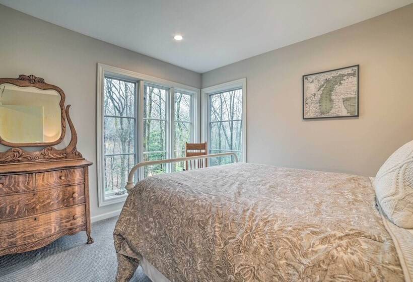 Harbor Springs Retreat ~ 5 Mi To Downtown & Beach!