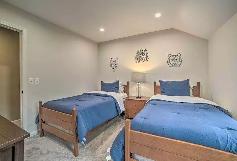 Harbor Springs Retreat ~ 5 Mi To Downtown & Beach!