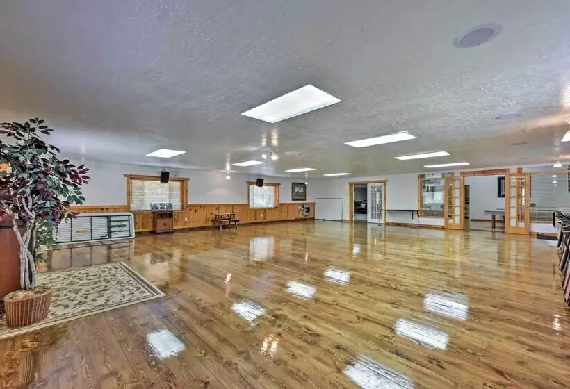 Huge Preston Cabin W/ Game Room & Mountain Views!