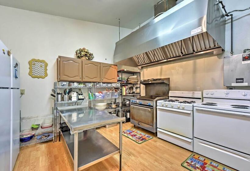 Huge Preston Cabin W/ Game Room & Mountain Views!