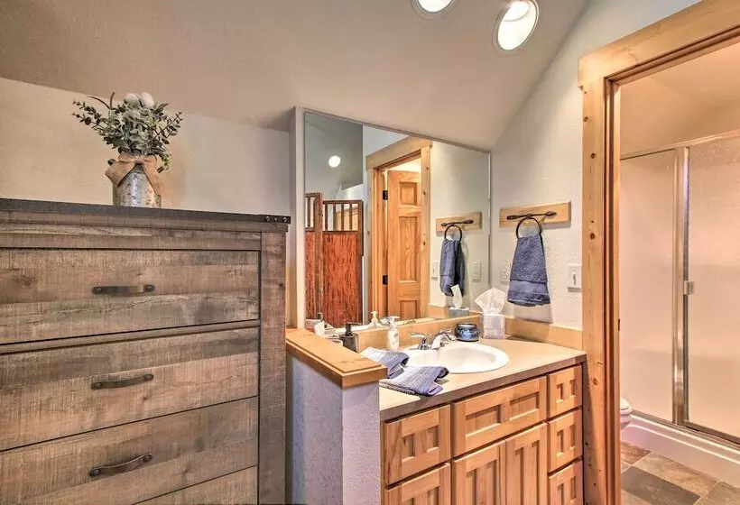 Klamath Falls Cabin Retreat W/ Deck & Grill!