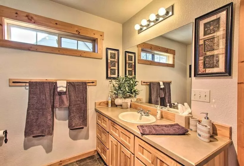 Klamath Falls Cabin Retreat W/ Deck & Grill!