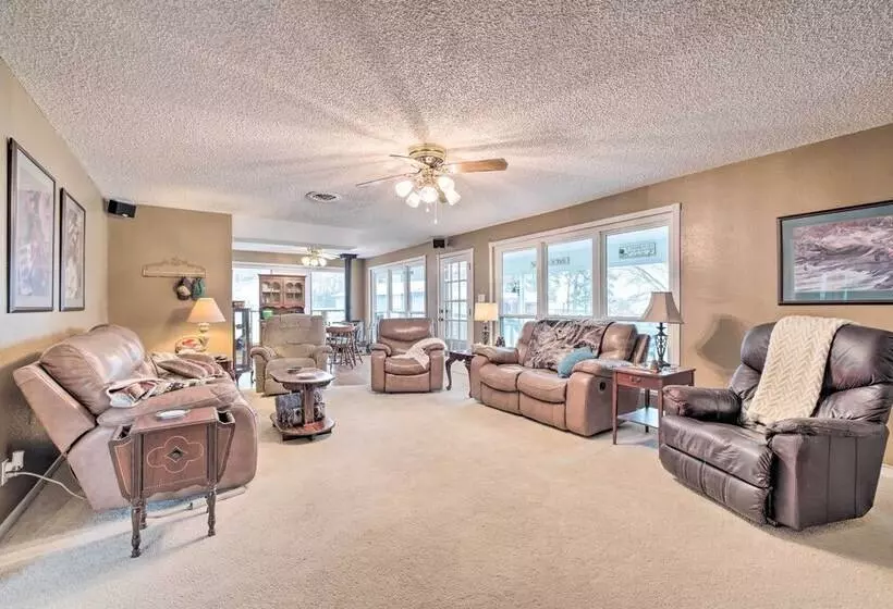 Lake Livingston Hideaway W/ Dock + Gas Grill!