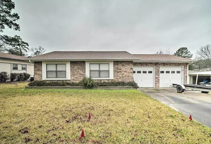 Lake Livingston Hideaway W/ Dock + Gas Grill!
