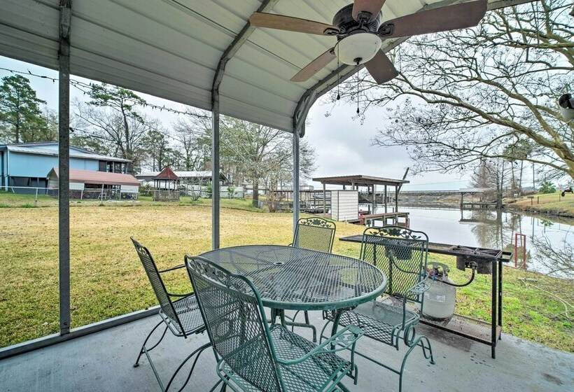 Lake Livingston Hideaway W/ Dock + Gas Grill!