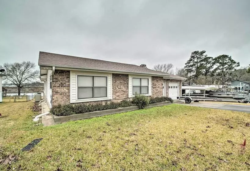 Lake Livingston Hideaway W/ Dock + Gas Grill!