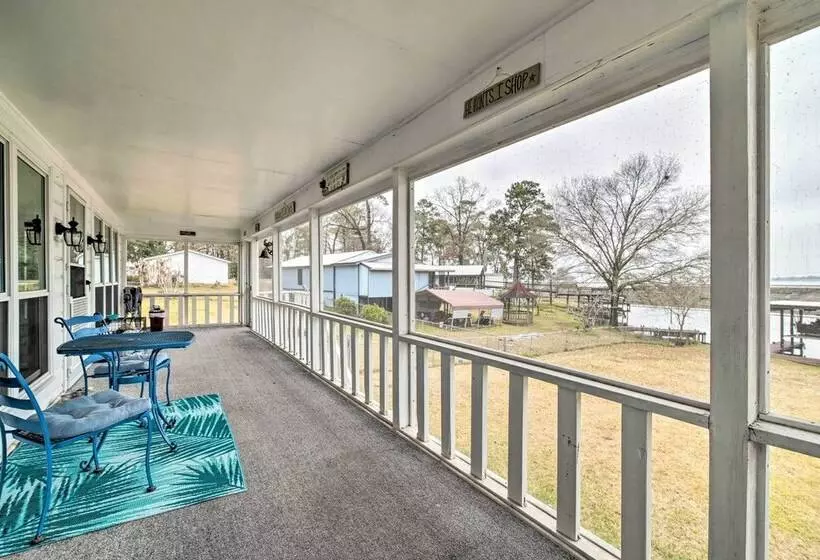 Lake Livingston Hideaway W/ Dock + Gas Grill!