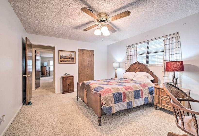 Lake Livingston Hideaway W/ Dock + Gas Grill!