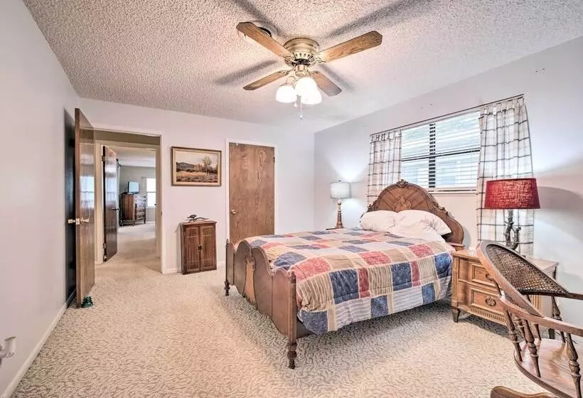 Lake Livingston Hideaway W/ Dock + Gas Grill!