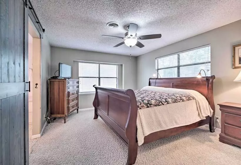 Lake Livingston Hideaway W/ Dock + Gas Grill!