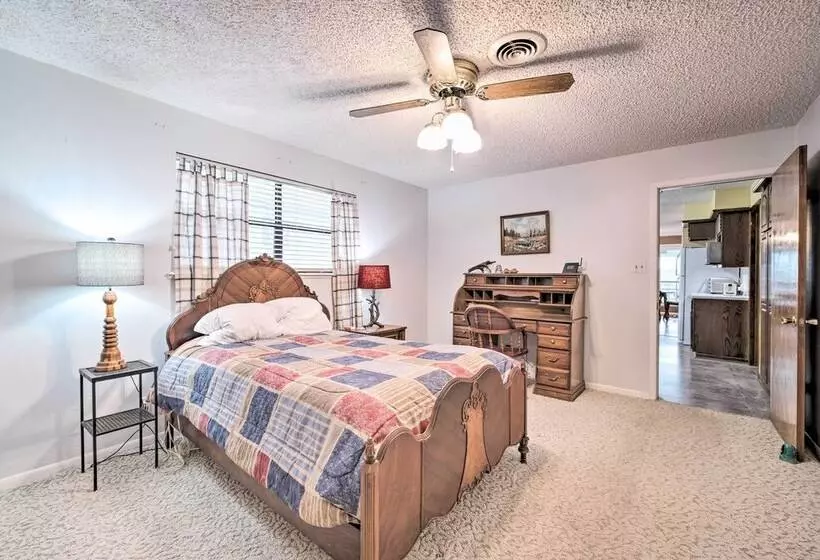 Lake Livingston Hideaway W/ Dock + Gas Grill!