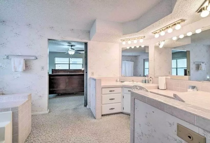 Lake Livingston Hideaway W/ Dock + Gas Grill!