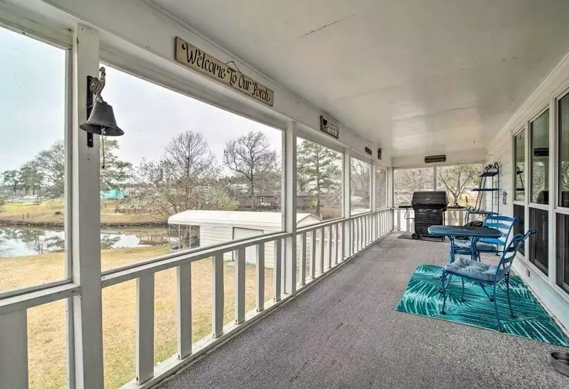 Lake Livingston Hideaway W/ Dock + Gas Grill!