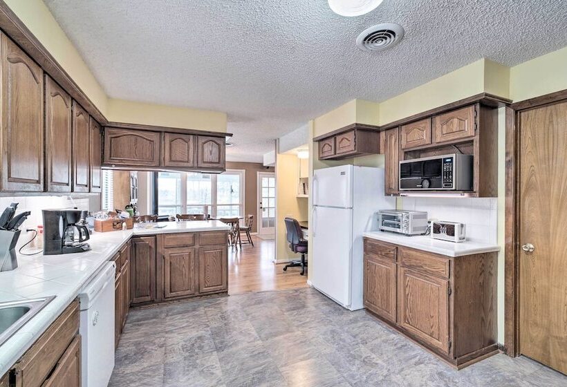 Lake Livingston Hideaway W/ Dock + Gas Grill!