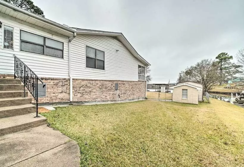 Lake Livingston Hideaway W/ Dock + Gas Grill!