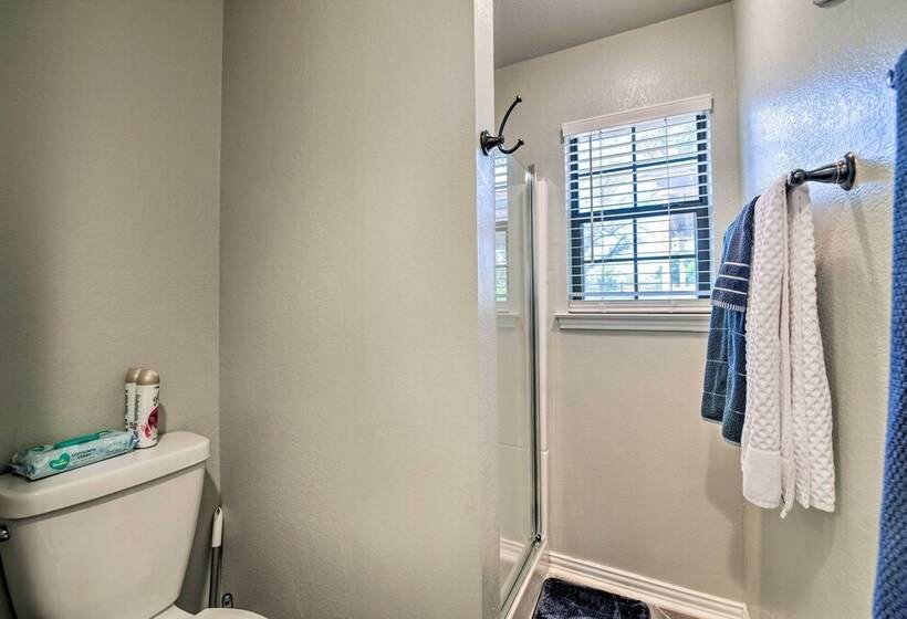 Lakefront Home < 3 Miles To Historic Granbury!