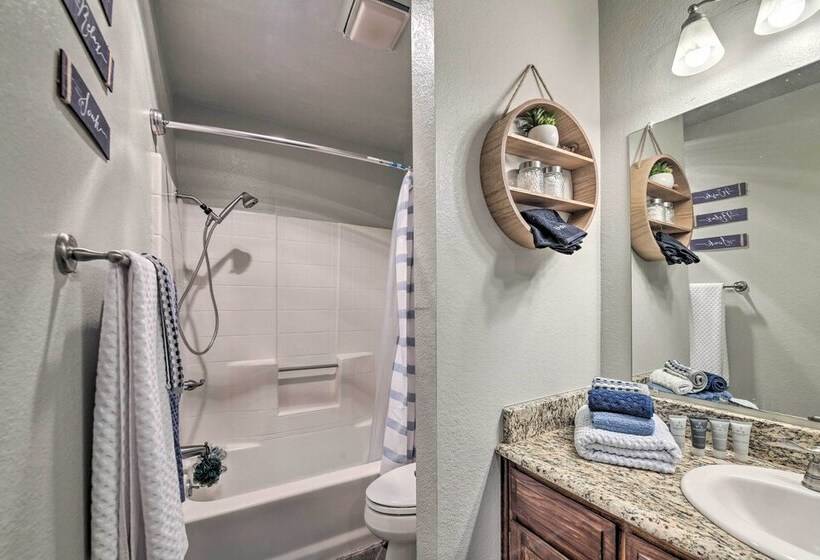 Lakefront Home < 3 Miles To Historic Granbury!