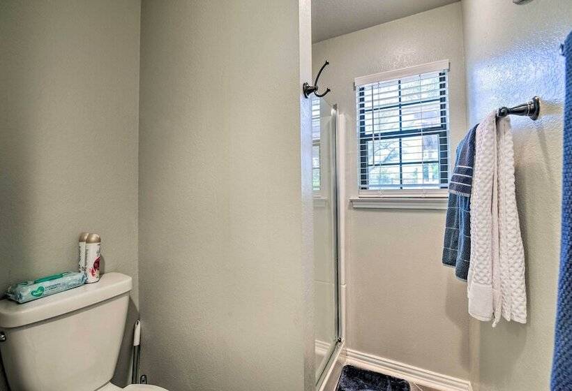 Lakefront Home < 3 Miles To Historic Granbury!