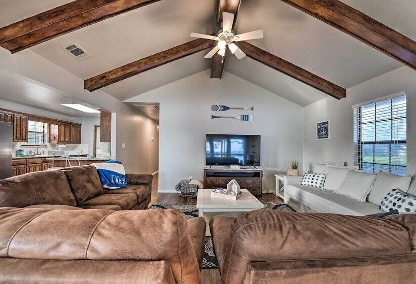 Lakefront Home < 3 Miles To Historic Granbury!