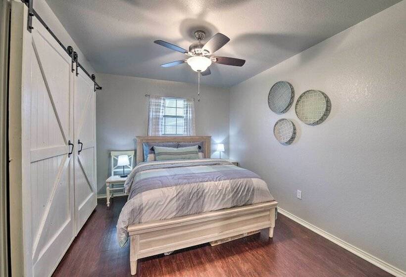 Lakefront Home < 3 Miles To Historic Granbury!