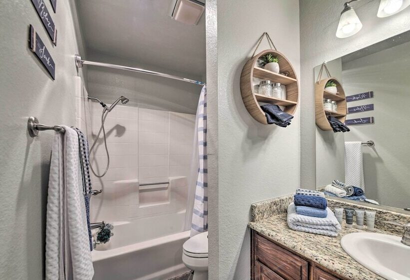 Lakefront Home < 3 Miles To Historic Granbury!