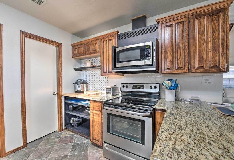 Lakefront Home < 3 Miles To Historic Granbury!