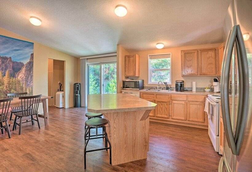 Lovely Detroit Home W/ Deck   Walk To Town!