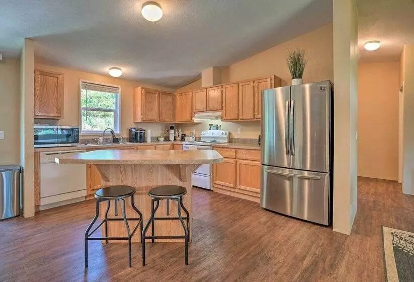 Lovely Detroit Home W/ Deck   Walk To Town!