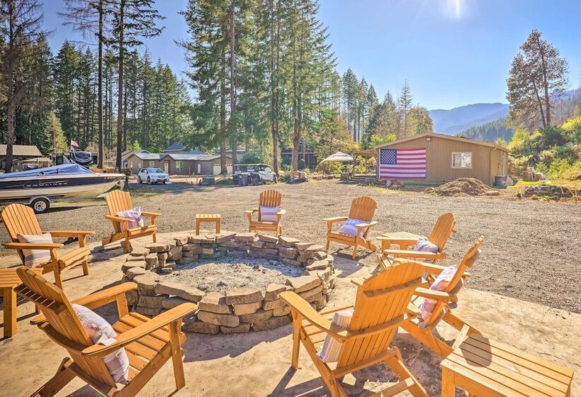 Lovely Detroit Home W/ Deck   Walk To Town!