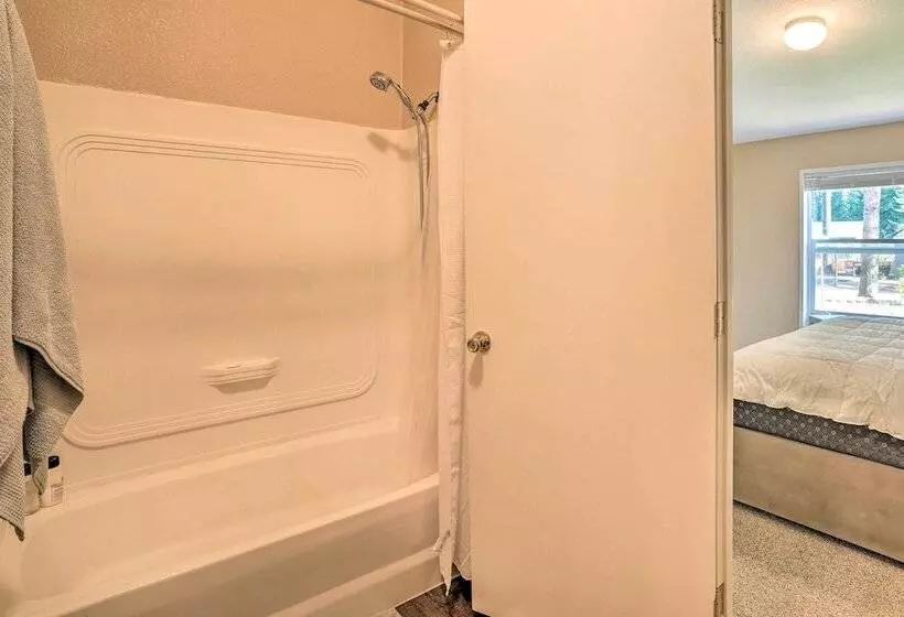 Lovely Detroit Home W/ Deck   Walk To Town!