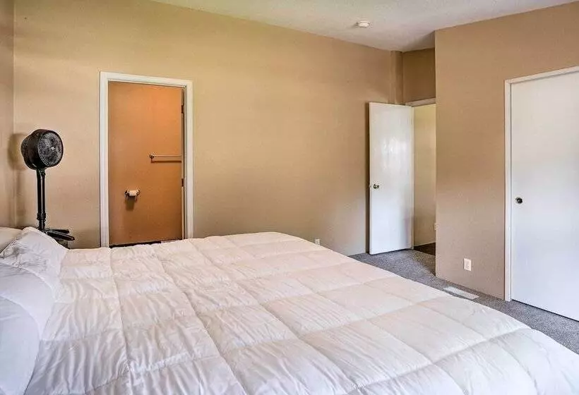 Lovely Detroit Home W/ Deck   Walk To Town!