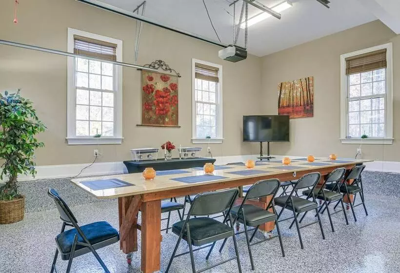 Luxury Estate: Private Hot Tub & Tennis Court