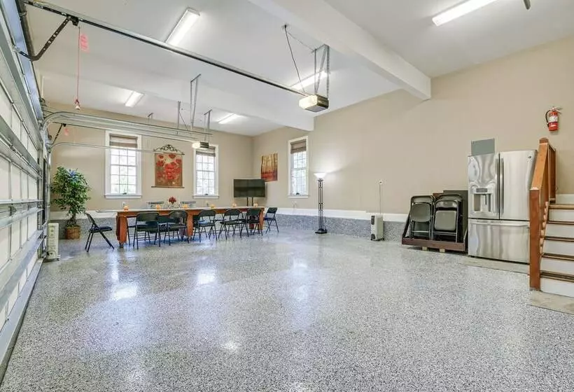 Luxury Estate: Private Hot Tub & Tennis Court