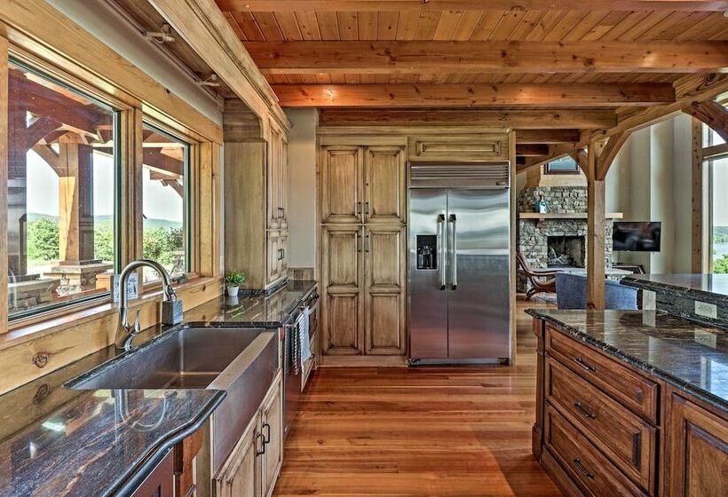 Luxury Family Retreat Greers Ferry Lake!