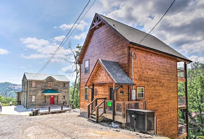 Modern Cabin W/ Hot Tub & Game Room In Gatlinburg!