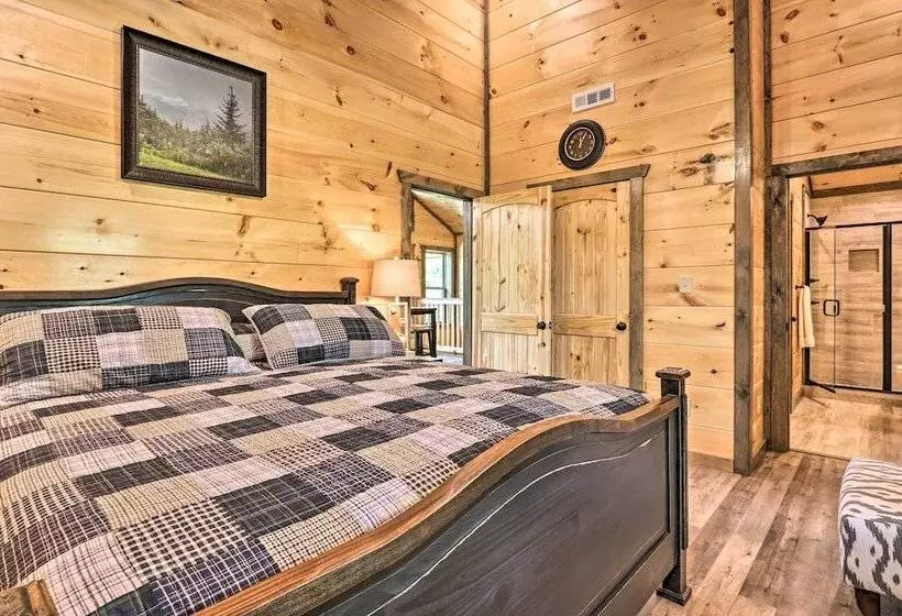 Modern Cabin W/ Hot Tub & Game Room In Gatlinburg!