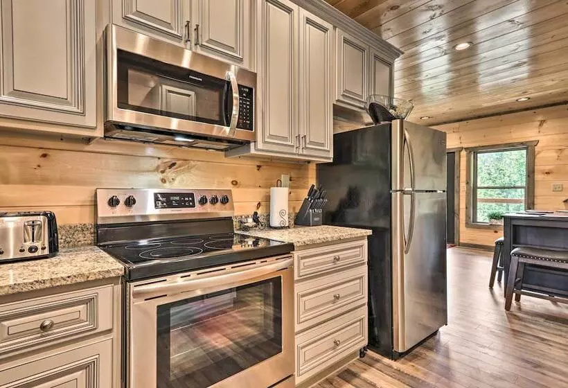 Modern Cabin W/ Hot Tub & Game Room In Gatlinburg!