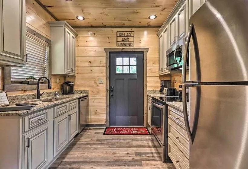 Modern Cabin W/ Hot Tub & Game Room In Gatlinburg!