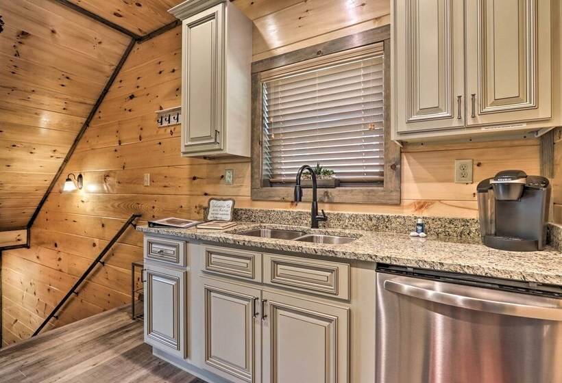Modern Cabin W/ Hot Tub & Game Room In Gatlinburg!