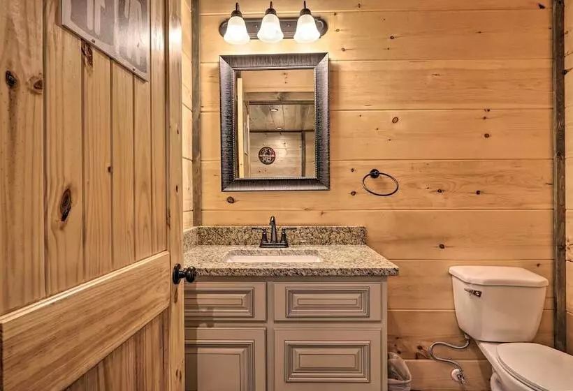 Modern Cabin W/ Hot Tub & Game Room In Gatlinburg!