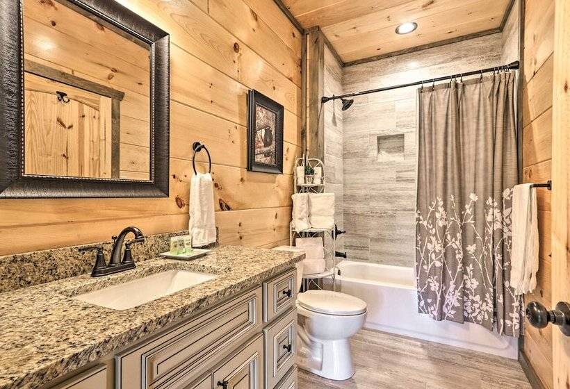 Modern Cabin W/ Hot Tub & Game Room In Gatlinburg!