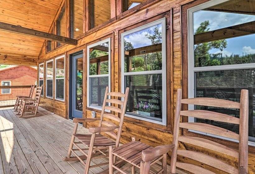 Modern Cabin W/ Hot Tub & Game Room In Gatlinburg!